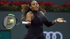 Serena Williams devuelve una bola ante Zarina Diyasdurante su partido de primera ronda del BNP Paribas Open en Indian Wells, California.