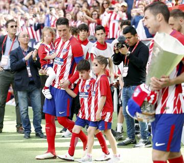Fernando Torres acompa?ado de sus hijos.