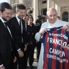 El día que el Coco Basile expulsó al papa Francisco del vestuario de su equipo: “Sacá a este tipo que es mufa”