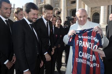 El 18 de diciembre de 2013 fue un d赤a feliz para Francisco. Una delegaci車n del club de f迆tbol argentino San Lorenzo de Almagro entrega al papa Francisco una camiseta conmemorativa de la victoria del San Lorenzo del Torneo Inicial de Argentina, en cuya espalda se pod赤a leer el nombre del pont赤fice junto al lema "Campe車n Torneo Inicial 2013" durante la audiencia general de los mi谷rcoles , en la Plaza de San Pedro de la Ciudad del Vaticano. La delegaci車n del "Cicl車n" pudo acercarse al pont赤fice argentino al t谷rmino de la audiencia general celebrada hoy en la plaza de San Pedro del Vaticano para ofrecerle la Copa, que Francisco no dud車 en sostener, dando muestras de la gran alegr赤a que siente por el t赤tulo logrado por el equipo del que es hincha.