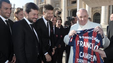 VAT02 CIUDAD DEL VATICANO (VATICANO) 18/12/13 .- Fotografía facilitada por el periódico "L'Osservatore Romano" que muestra cómo una delegación del club de fútbol argentino San Lorenzo de Almagro entrega al papa Francisco una camiseta conmemorativa de la victoria del San Lorenzo del Torneo Inicial de Argentina, en cuya espalda se podía leer el nombre del pontífice junto al lema "Campeón Torneo Inicial 2013" durante la audiencia general de los miércoles hoy, 18 de diciembre de 2013, en la Plaza de San Pedro de la Ciudad del Vaticano. La delegación del "Ciclón" pudo acercarse al pontífice argentino al término de la audiencia general celebrada hoy en la plaza de San Pedro del Vaticano para ofrecerle la Copa, que Francisco no dudó en sostener, dando muestras de la gran alegría que siente por el título logrado por su equipo. EFE/L'osservatore Romano / Handout SÓLO USO EDITORIAL/PROHIBIDA SU VENTA
PUBLICADA 19/12/13 NA MA24 1COL