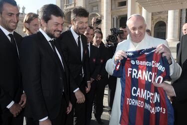 El 18 de diciembre de 2013 fue un día feliz para Francisco. Una delegación del club de fútbol argentino San Lorenzo de Almagro entrega al papa Francisco una camiseta conmemorativa de la victoria del San Lorenzo del Torneo Inicial de Argentina, en cuya espalda se podía leer el nombre del pontífice junto al lema "Campeón Torneo Inicial 2013" durante la audiencia general de los miércoles , en la Plaza de San Pedro de la Ciudad del Vaticano. La delegación del "Ciclón" pudo acercarse al pontífice argentino al término de la audiencia general celebrada hoy en la plaza de San Pedro del Vaticano para ofrecerle la Copa, que Francisco no dudó en sostener, dando muestras de la gran alegría que siente por el título logrado por el equipo del que es hincha. 