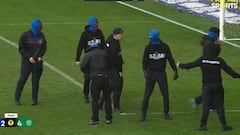 Pánico en Glasgow: los ultras invaden el campo en busca de los jugadores