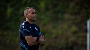 Sergio Francisco, entrenador de la Real Sociedad, sigue un entrenamiento en Zubieta. /REAL SOCIEDAD