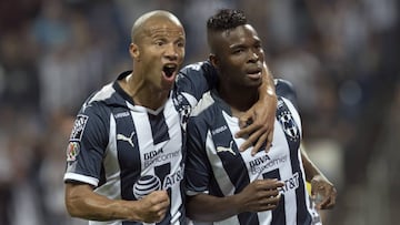 MON02. MONTERREY (M&Eacute;XICO), 21/12/2017.- Carlos S&aacute;nchez (i) y Aviles Hurtado (d) de Rayados de Monterrey festejan una anotaci&oacute;n ante Tuzos de Pachuca hoy, jueves 21 de diciembre de 2017, durante un partido entre Rayados de Monterrey y Tuzos de Pachuca por la final de la Copa MX del f&uacute;tbol mexicano, que se juega en el estadio BBVA, en Monterrey (M&eacute;xico). EFE/Miguel Sierra