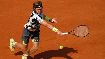 Andrey Rublev devuelve una bola durante su partido ante Facundo Bagnis en el Internazionali BNL D'Italia en el Foro Italico de Roma.