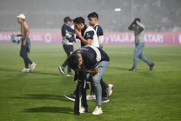 El partido se tuvo que detener a los nueve minutos de juego por graves incidentes tanto dentro como fuera del estadio. Hinchas del Lobo que quedaron afuera se enfrentaron con la policía, que reprimió de manera abrupta.  El humo de los gases lacrimógenos ingresó al estadio