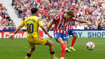 MADRID, 03/11/2024.- El centrocampista del Atlético de Madrid Pablo Barrios (d) dispara ante el centrocampista de la UD Las Palmas Alberto Moleiro (i) durante el partido de Liga disputado este domingo en el Metropolitano. EFE/Chema Moya
