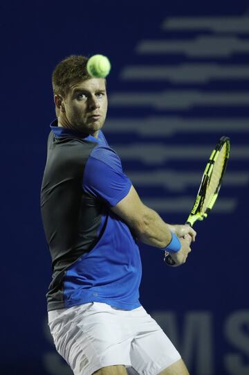 Ryan Harrison en posición para pegar un revés a dos manos