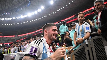 De Paul celebra el título que ganó con Argentina.