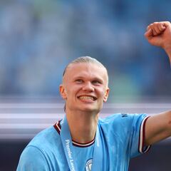 Haaland y su novia, con pijama de seda a juego para la noche de discoteca del City