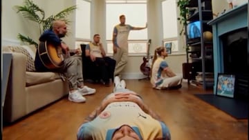 Manchester City lanza jersey edición especial Denitely Maybe de Oasis