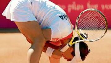 <b>IMPOTENCIA. </b>Anabel Medina se desespera durante su partido contra la número dos rusa: Vera Zvonareva.