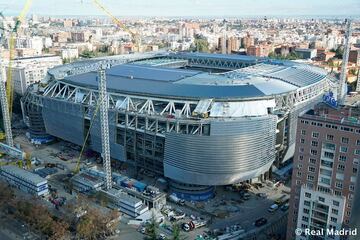 Las obras de remodelaci¨®n del estadio del Real Madrid siguen a buen ritmo y encaran la recta final para su estreno la pr¨®xima temporada.