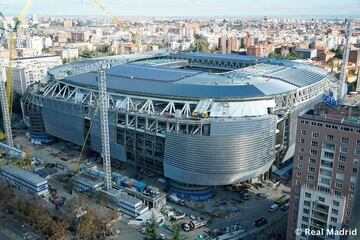 Las obras de remodelación del estadio del Real Madrid siguen a buen ritmo y encaran la recta final para su estreno la próxima temporada. 