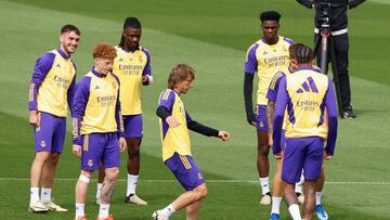 MADRID, 25/04/2024.- El centrocampista del Real Madrid Luka Modric (c) y sus compañeros durante el entrenamiento llevado a cabo este jueves en la Ciudad Deportiva de Valdebebas, para preparar su partido de Liga que disputarán mañana ante la Real Sociedad. EFE/ Zipi Aragon