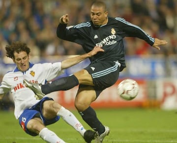 Milito realiza una entrada sobre Ronaldo durante un Real Zaragoza - Real Madrid de LaLiga 03/04
