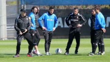Javier Aguirre dirige un entrenamiento del Espanyol.