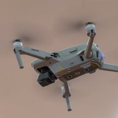 Man who can’t swim saves a girl from drowning using a drone: “she wouldn’t have made it”