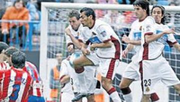 <b>UN MURO. </b>Antonio López intentó sorprender de falta al Mallorca, pero la defensa mallorquina estuvo muy seria en todo momento.