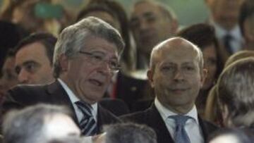 El presidente del Atlético de Madrid, Enrique Cerezo, y el ministro de Educación, José Ignacio Wert, durante la final de la Copa del Rey.