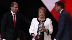 Michelle Bachelet en el sorteo de la Copa Am&eacute;rica junto a Segio Jadue, presidente de la ANFP, y Juan Angel Napout, presidente de la Conmebol.