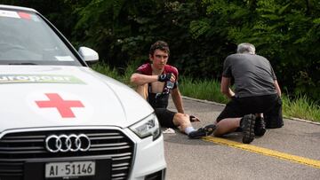 El ciclista británico Geraint Thomas, del equipo INEOS, permanece en el suelo tras haber sufrido una caída en la 4ª etapa de la 83 edición del Tour de Suiza, este martes entre Murten y Arlesheim (Suiza).