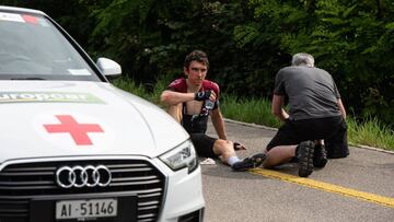 El ciclista brit&aacute;nico Geraint Thomas, del equipo INEOS, permanece en el suelo tras haber sufrido una ca&iacute;da en la 4&ordf; etapa de la 83 edici&oacute;n del Tour de Suiza, este martes entre Murten y Arlesheim (Suiza).