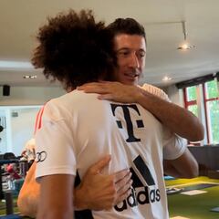 Aficionados del Bayern de Múnich despiden a Lewandowski a gritos de “Hala Madrid“