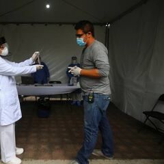 Niñas visitan a su mamá enfermera envueltas en plástico