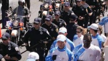 <b>VIGILANCIA INTENSIVA. </b>La policía acompaña a la llama, introducida en una urna, en San Francisco.
