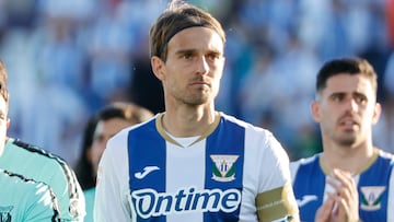 LEGANÉS (MADRID), 24/05/2025.- Jugadores del Leganés lamentan su descenso tras el partido de LaLiga de fútbol que CD Leganés y Real Valladolid han disputado este sábado en el estadio de Butarque. EFE/Sergio Pérez