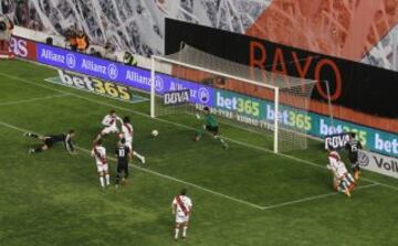0-1. Cristiano Ronaldo anotó el primer tanto del encuentro y su gol 300 con el conjunto blanco.