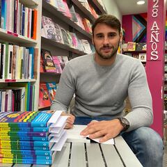 ‘Balón amarillo, bandera arcoiris’: la vida de Víctor Gutiérrez