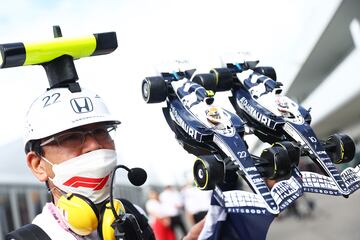 Durante la práctica del Gran Premio de Japón, desarrollado en el circuito de Suzuka, se ha podido ver un desfile de los sombreros más variopintos.