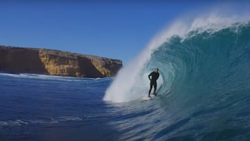Luke Sykora surfeando un tubo en el sur de Australia.