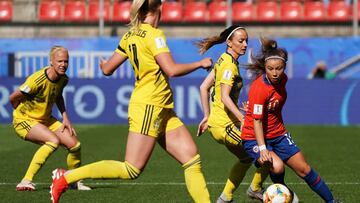 EPA6939. RENNES (FRANCIA), 11/06/2019.- La delantera chilena Yanara Aedo (d) controla un bal&oacute;n durante un encuentro perteneciente al grupo F del Mundial de F&uacute;tbol Femenino entre las seleccione de Chile y Suecia, este martes en Rennes, Franci