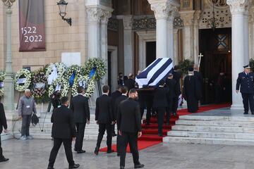 Pablo, Nicolás y Philippos de Grecia acompañan al féretro con los restos mortales de Constantino II de Grecia a la Catedral Metropolitana de Atenas.