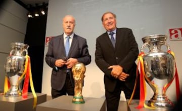 Vicente del Bosque y Toni Grande posan junto a los trofeos de las Eurocopas 2008 y 2012 y Copa del Mundo 2010.