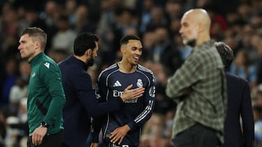 Soccer Football - UEFA Champions League - Round 16 - Second Leg - Manchester City v Real Madrid - Etihad Stadium, Manchester, Britain - March 17, 2026 Real Madrid's Trent Alexander-Arnold with coach Alvaro Arbeloa after being substituted REUTERS/Phil Noble