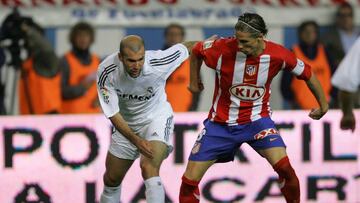 Real Madrid&#039;s French player Zinedine Zidane (L) fight for the ball with Atletico Madrid&#039;s Fernando Torres during their Spanish first division soccer match at the Vicente Calderon stadium in Madrid October 15, 2005. REUTERS/Felix Ordonez