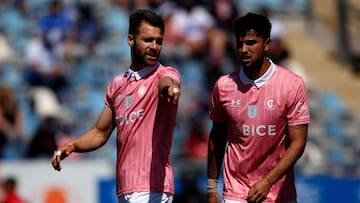 Futbol, Universidad Catolica vs Nublense.
Fecha 27, campeonato Nacional 2022.
El jugador de Universidad Catolica Gary Kagelmacher, izquierda, es fotografiado junto a Daniel Gonzalez durante el partido de primera division contra Nublense disputado en el estadio El Teniente de Rancagua, Chile.
08/10/2022
Andres Pina/Photosport
Football, Universidad Catolica vs Nublense.
27th turn, 2022 National Championship.
Universidad Catolica's player Gary Kagelmacher, left, is pictured with Daniel Gonzalez during the first division match against Nublense held at the El Teniente stadium in Rancagua, Chile.
08/10/2022
Andres Pina/Photosport