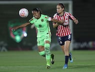 Miriam Castillo (L) of Juarez fights for the ball with Christian Carolina Jaramillo (R) of Guadalajara during the 11th round match between FC Juarez and Guadalajara as part of the Liga BBVA MX Femenil, Torneo Clausura 2026 at Olimpico Benito Juarez Stadium, on April 20, 2026 in Ciudad Juarez, Chihuahua Mexico.
