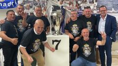 Los peñistas de La Séptima de Baiona posan con Pedja Mijatovic y la ansiada Copa de Europa.