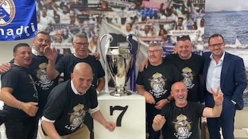 Los peñistas de La Séptima de Baiona posan con Pedja Mijatovic y la ansiada Copa de Europa.