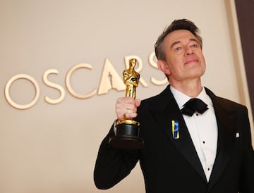 El guionista Peter Straughan con el Oscar por la cinta de Edward Berger, 'Conclave'.