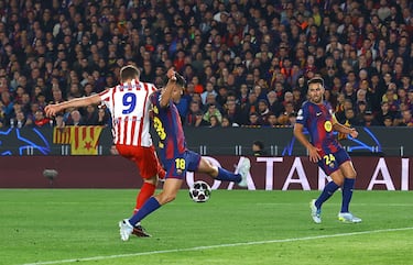 Matteo Ruggeri, desde la banda izquierda, centra al área pequeña y cerca del palo corto. Alexander Sorloth se anticipa a Gerard Martín y  toca de primeras con la derecha para superar a Joan García.