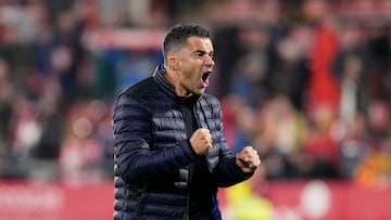 GIRONA, 05/05/2025.- El entrenador del Girona Míchel Sánchez celebra la victoria al finalizar el partido de LaLiga de fútbol que Girona FC y Real Mallorca disputaron este lunes en el estadio de Montilivi. EFE/David Borrat