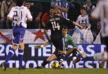 Dos asistencias magistrales de tacón del 14 madridista. La primera fue en el Bernabéu contra el Sevilla para asistir a Zidane y la segunda en La Coruña en 2010 asistiendo a Benzema.