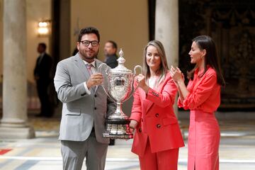 Copa Barón de Güell: Reina Doña Letizia entrega a Fátima Gálvez y Alberto Fernández equipo mixto de tiro olímpico. Este galardón premia a equipos o selecciones nacionales que más hayan destacado por su actuación deportiva durante el año.